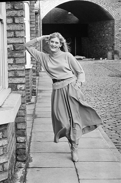 Actor Sarah Lancashire in a 1987 photo shoot on the cobbles of the set of Coronation