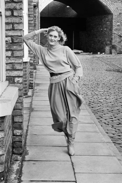 Framed Print : Actor Sarah Lancashire in a 1987 photo shoot on the cobbles of the set of Coronation Framed Print : Actor Sarah Lancashire in a 1987 photo shoot on the cobbles of the set of Coronation