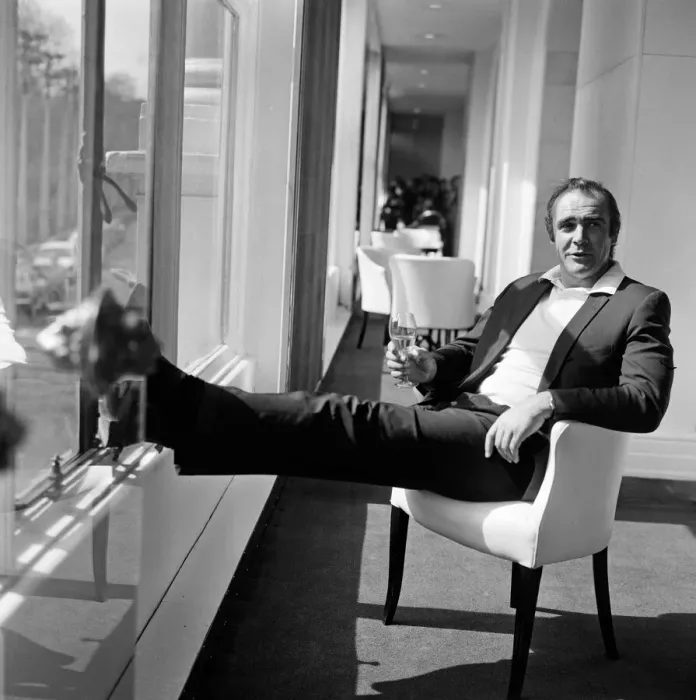 Framed Print : Actor Sean Connery at The Savoy Hotel before heading to Las Vegas to shoot the latest