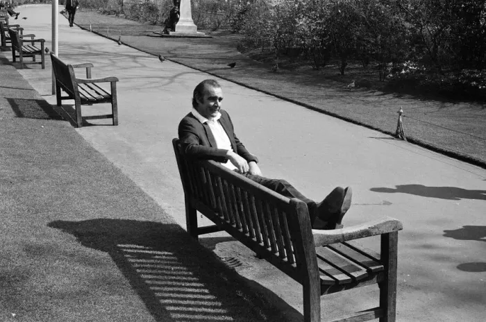 Framed Print : Actor Sean Connery at Victoria Embankment Gardens before heading to Las Vegas to shoot Framed Print : Actor Sean Connery at Victoria Embankment Gardens before heading to Las Vegas to shoot