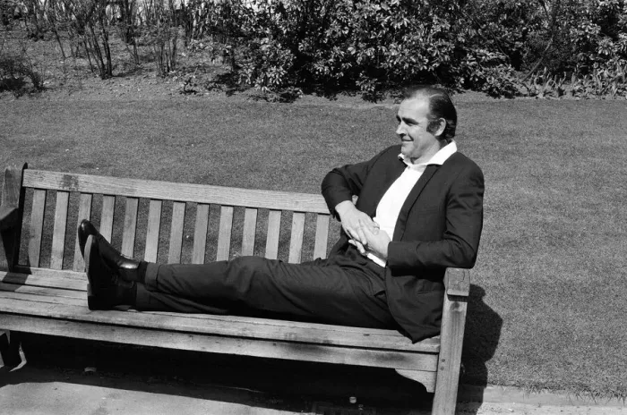 Framed Print : Actor Sean Connery at Victoria Embankment Gardens before heading to Las Vegas to shoot