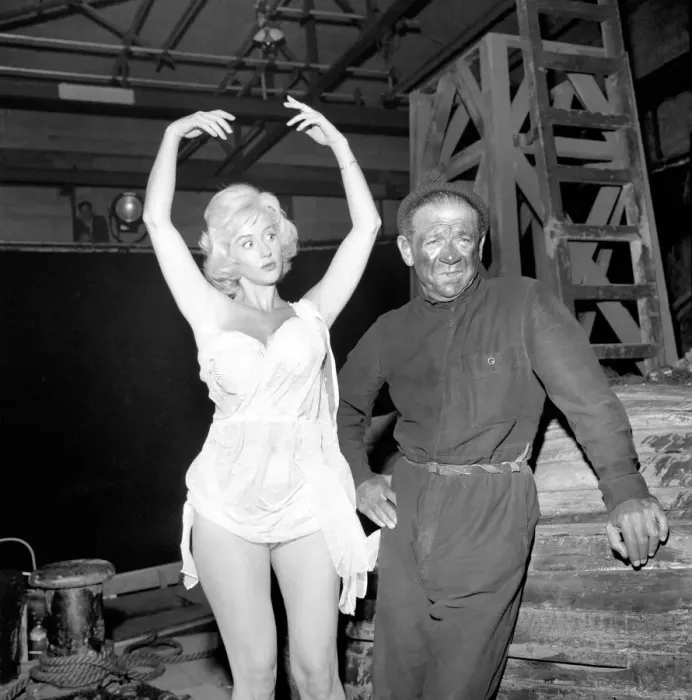Framed Print : Actor Sidney James on set with Liz Fraser at Twickenham Studios were they are making Framed Print : Actor Sidney James on set with Liz Fraser at Twickenham Studios were they are making