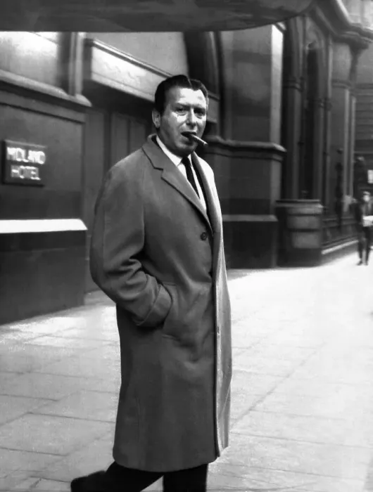 Framed Print : Actor Sir Bernard Delfont arriving at the Palace Theatre, Manchester