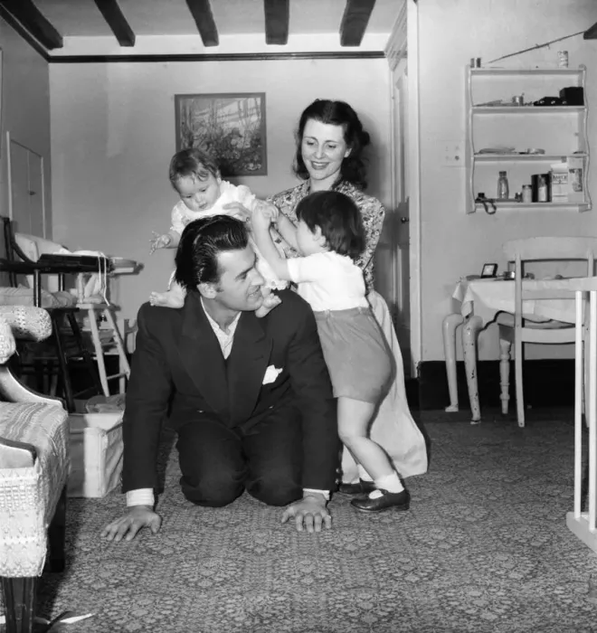 Framed Print : Actor Stewart Grainger and family: October 1946. O5168-001 Framed Print : Actor Stewart Grainger and family: October 1946. O5168-001