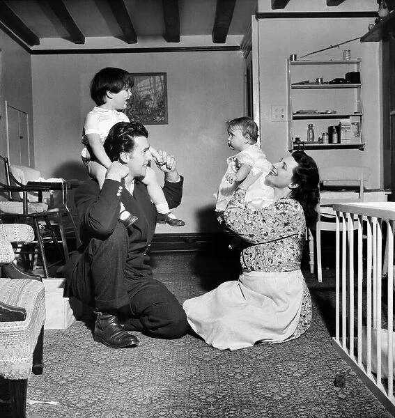 Actor Stewart Grainger and family: October 1946. O5168