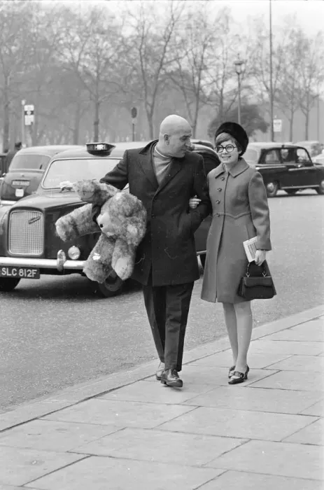 Framed Print : Actor Telly Savalas walking arm in arm in London with his wife, Marilynn Gardner Framed Print : Actor Telly Savalas walking arm in arm in London with his wife, Marilynn Gardner