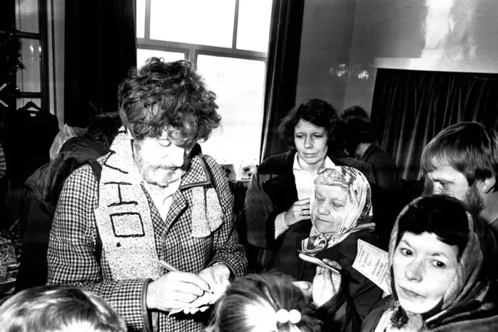 Framed Print : Actor Tom Baker opening the Christmas Fair at Christ Church in North Shields on 27th