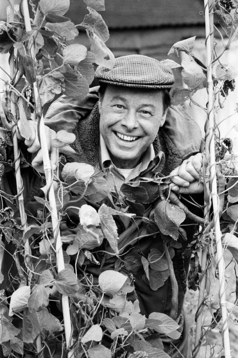 Framed Print : Actor Bill Treacher (Arthur Fowler) on the EastEnders set at Elstree. 4th October 1985