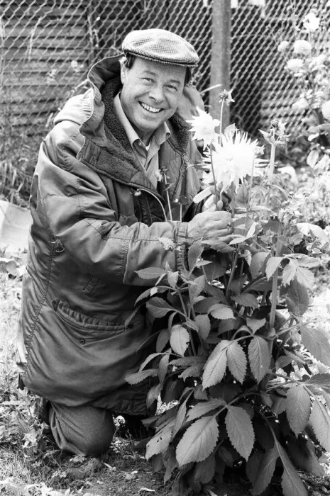 Framed Print : Actor Bill Treacher (Arthur Fowler) on the EastEnders set at Elstree. 4th October 1985 Framed Print : Actor Bill Treacher (Arthur Fowler) on the EastEnders set at Elstree. 4th October 1985