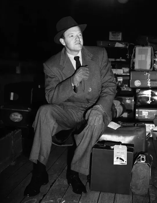 Framed Print : Actor Van Heflin arrives in Portsmouth on the French Liner Ile De France Framed Print : Actor Van Heflin arrives in Portsmouth on the French Liner Ile De France