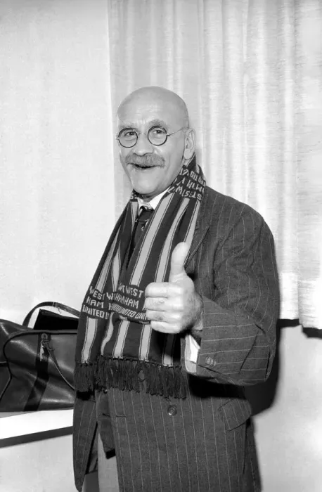 Framed Print : Actor Warren Mitchell in Australia tries to decide which team he favours for the FA Cup Framed Print : Actor Warren Mitchell in Australia tries to decide which team he favours for the FA Cup
