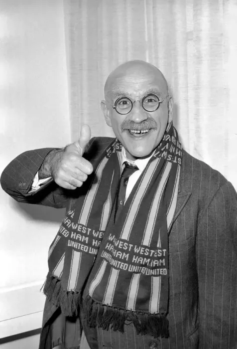 Framed Print : Actor Warren Mitchell in Australia tries to decide which team he favours for the FA Cup Framed Print : Actor Warren Mitchell in Australia tries to decide which team he favours for the FA Cup
