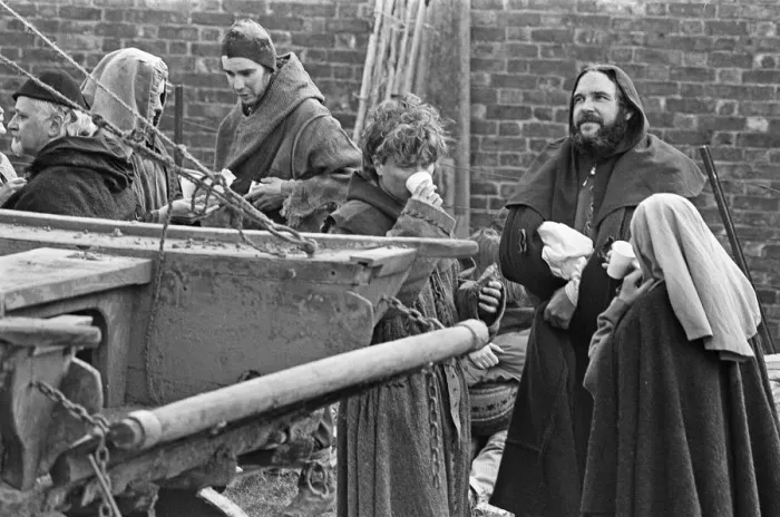 Framed Print : Actors take a break in the filming of Hamlet at Dover Castle 23rd April 1990 Framed Print : Actors take a break in the filming of Hamlet at Dover Castle 23rd April 1990