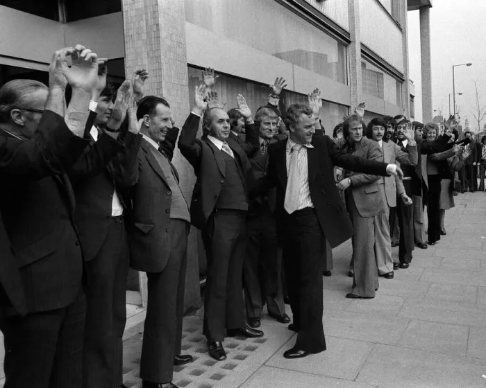 Framed Print : Actors John Thaw and Dennis Waterman frisk 56 men outside the Thames TV building during