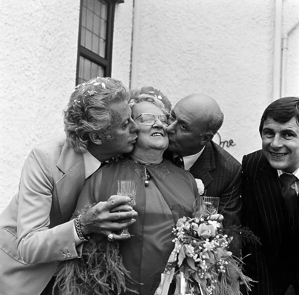 Actress Ann George marries Gordon Buckingham in Yarmouth Parish Church