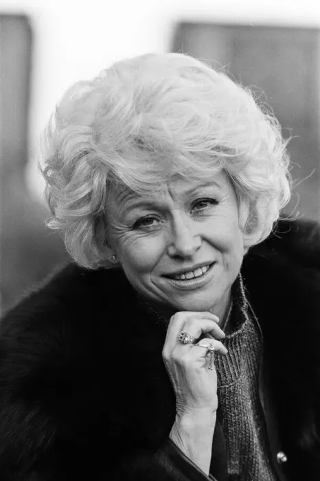 Framed Print : Actress Barbara Windsor. 8th December 1987 Framed Print : Actress Barbara Windsor. 8th December 1987
