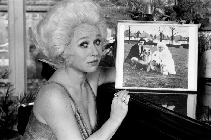 Framed Print : Actress Barbara Windsor at home. 19th October 1980 Framed Print : Actress Barbara Windsor at home. 19th October 1980
