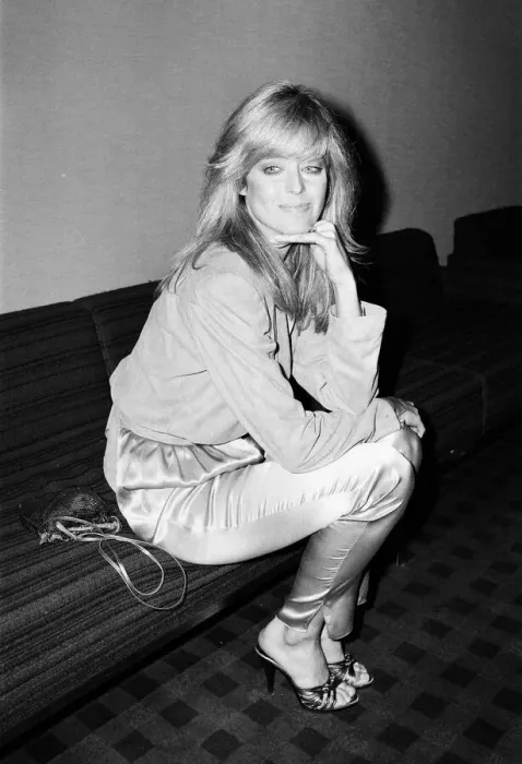 Framed Print : US actress Farrah Fawcett Majors, poses for photographers after news press conference in Framed Print : US actress Farrah Fawcett Majors, poses for photographers after news press conference in