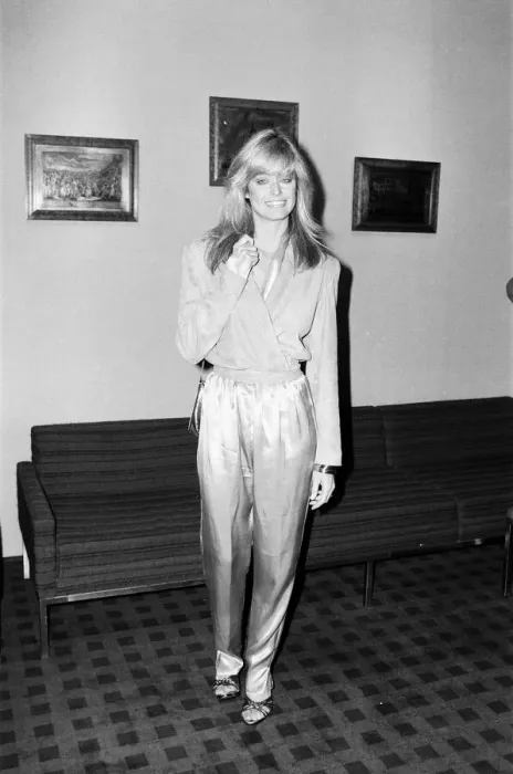 Framed Print : US actress Farrah Fawcett Majors, poses for photographers after news press conference in Framed Print : US actress Farrah Fawcett Majors, poses for photographers after news press conference in