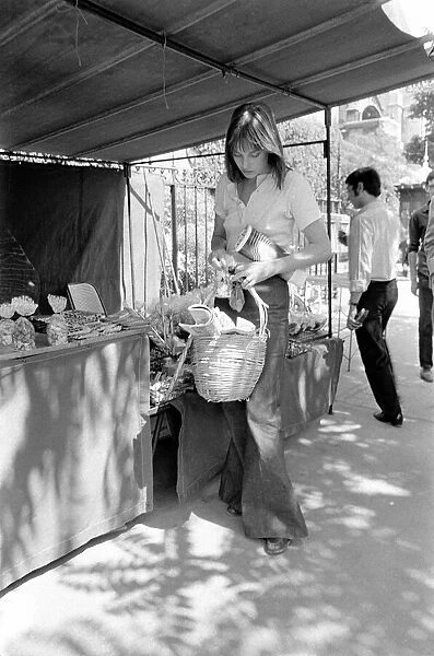 Actress: Jane Birkin shopping in Paris. June 1970 70-6820-003