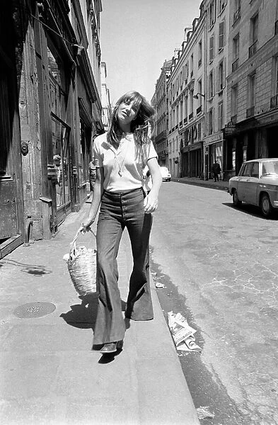 Actress: Jane Birkin shopping in Paris. June 1970 70-6820-019