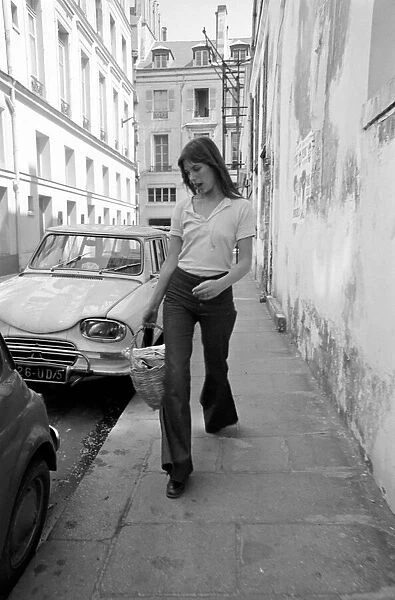 Actress: Jane Birkin shopping in Paris. June 1970 70-6820-015