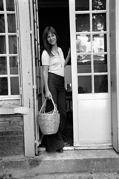 Actress: Jane Birkin shopping in Paris. June 1970 70-6820-011
