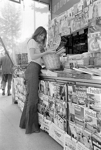 Actress: Jane Birkin shopping in Paris. June 1970 70-6820-020