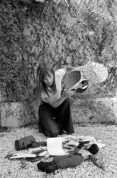 Actress: Jane Birkin shopping in Paris. June 1970 70-6820-018
