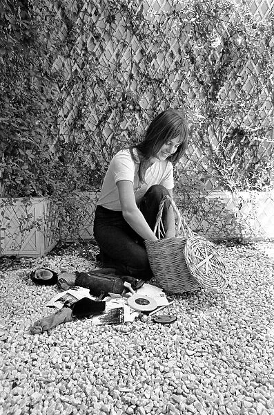 Actress: Jane Birkin shopping in Paris. June 1970 70-6820-010
