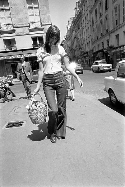 Actress: Jane Birkin shopping in Paris. June 1970 70-6820-005