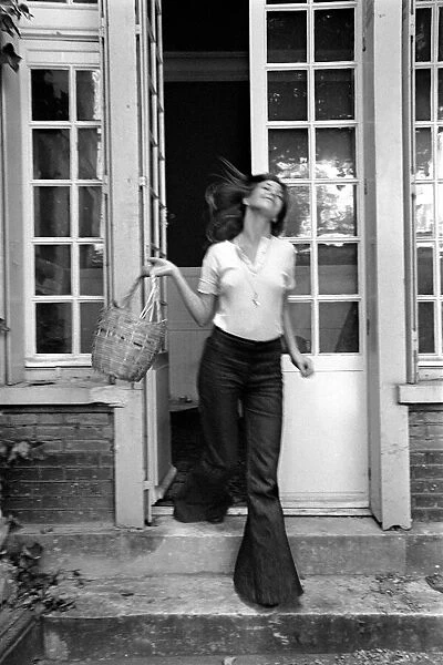 Actress: Jane Birkin shopping in Paris. June 1970 70-6820-012