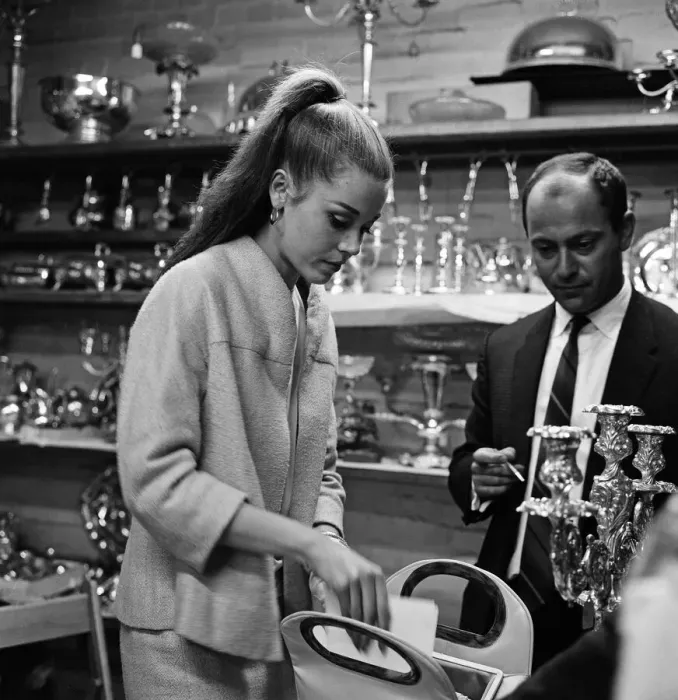 Framed Print : Actress Jane Fonda paid a visit to Langfords Galleries silver vaults in Chancery