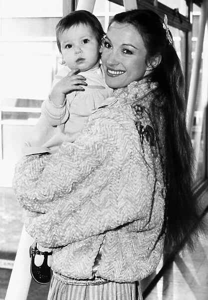 Actress Jane Seymour with her daughter Katy in February 1983 A©mirrorpix