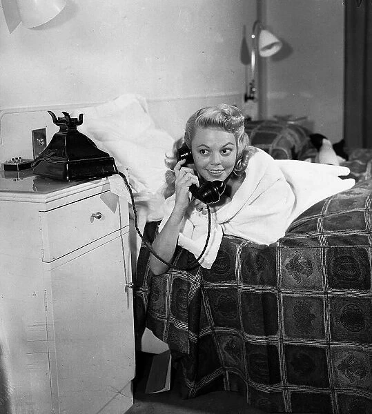 Actress Jean Porter speaking on the telephone October 1952