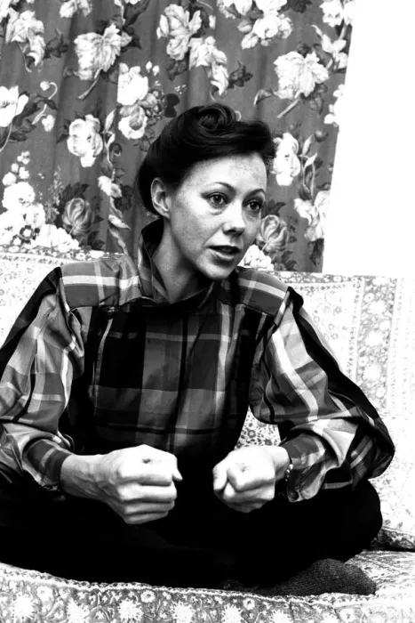 Framed Print : Actress Jenny Agutter during an interview about her forthcoming photography exhibition Framed Print : Actress Jenny Agutter during an interview about her forthcoming photography exhibition