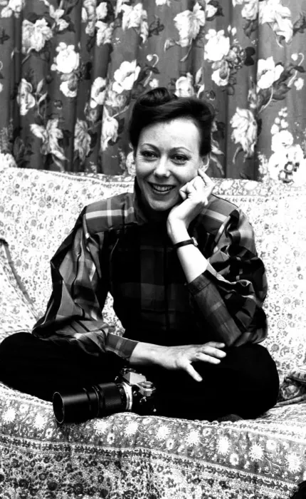 Framed Print : Actress Jenny Agutter during an interview about her forthcoming photography exhibition Framed Print : Actress Jenny Agutter during an interview about her forthcoming photography exhibition