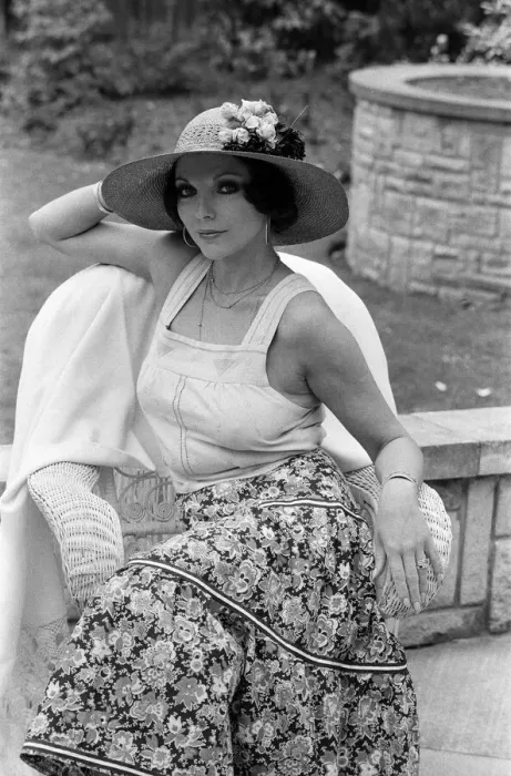 Framed Print : Actress Joan Collins modelling outfits that she will wear on a trip to Tokyo to judge a Framed Print : Actress Joan Collins modelling outfits that she will wear on a trip to Tokyo to judge a
