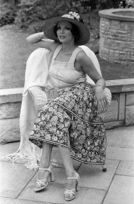 Framed Print : Actress Joan Collins modelling outfits that she will wear on a trip to Tokyo to judge a Framed Print : Actress Joan Collins modelling outfits that she will wear on a trip to Tokyo to judge a