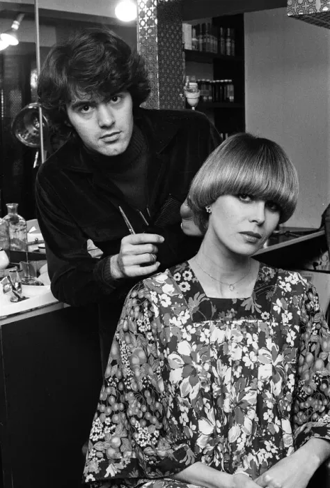 Framed Print : Actress Joanna Lumley models her Purdey'haircut with its creator Framed Print : Actress Joanna Lumley models her Purdey'haircut with its creator