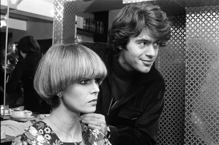 Framed Print : Actress Joanna Lumley models her Purdey'haircut with its creator Framed Print : Actress Joanna Lumley models her Purdey'haircut with its creator