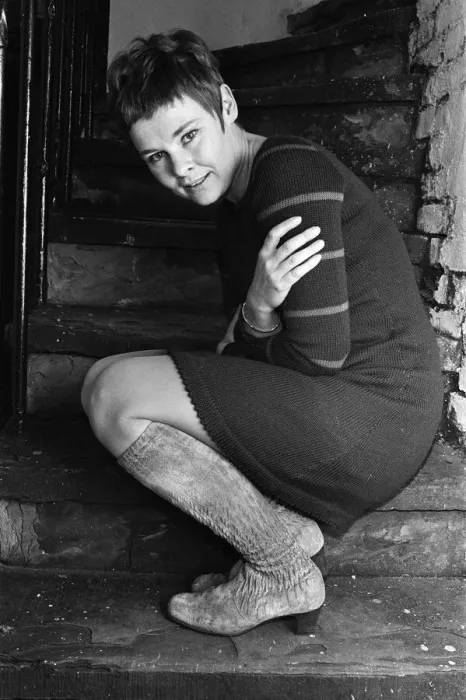 Framed Print : Actress Judi Dench at home. 17th November 1967 Framed Print : Actress Judi Dench at home. 17th November 1967
