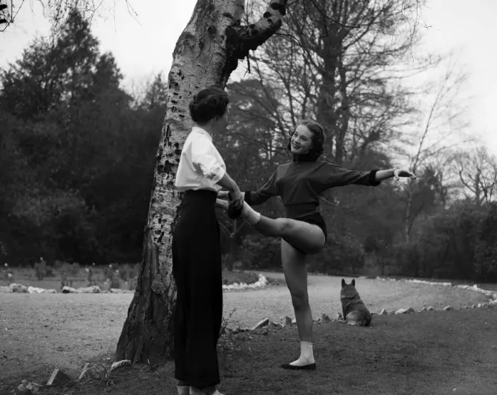 Framed Print : Actress Julie Andrews learning to Ballet dance. 12th April 1954 Framed Print : Actress Julie Andrews learning to Ballet dance. 12th April 1954