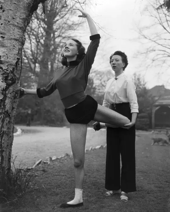 Framed Print : Actress Julie Andrews learning to Ballet dance. 12th April 1954 Framed Print : Actress Julie Andrews learning to Ballet dance. 12th April 1954