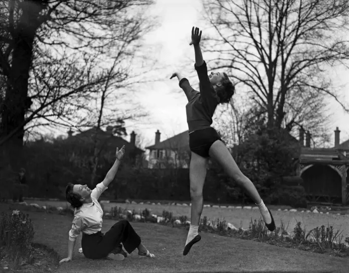 Framed Print : Actress Julie Andrews learning to Ballet dance. 12th April 1954 Framed Print : Actress Julie Andrews learning to Ballet dance. 12th April 1954