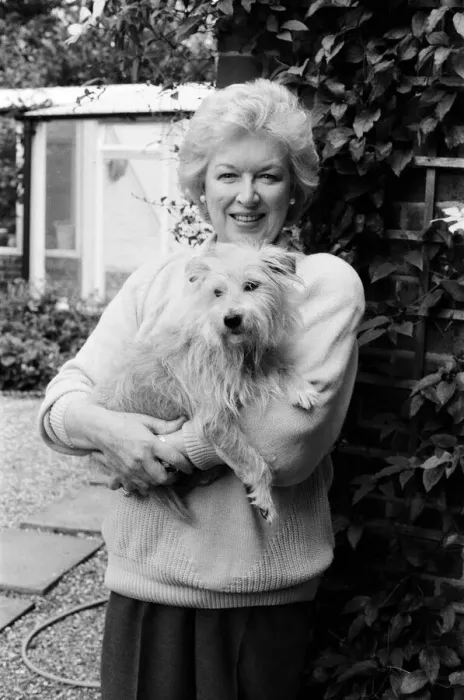Framed Print : Actress June Whitfield pictured at home. 27th August 1987 Framed Print : Actress June Whitfield pictured at home. 27th August 1987