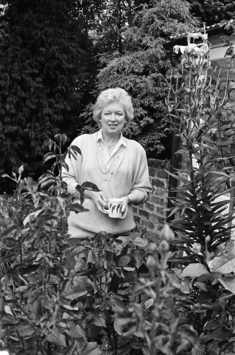 Framed Print : Actress June Whitfield pictured at home. 27th August 1987 Framed Print : Actress June Whitfield pictured at home. 27th August 1987
