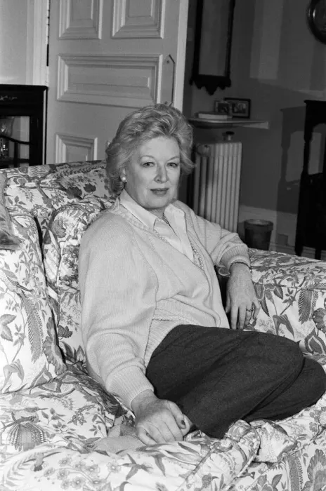 Framed Print : Actress June Whitfield pictured at home. 27th August 1987 Framed Print : Actress June Whitfield pictured at home. 27th August 1987