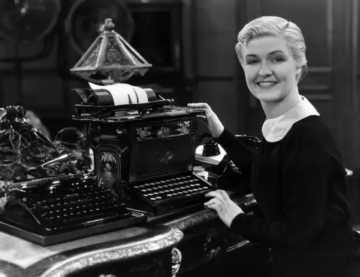 : Actress Laura La Plante at a typewriter. 12th March 1934 : Actress Laura La Plante at a typewriter. 12th March 1934