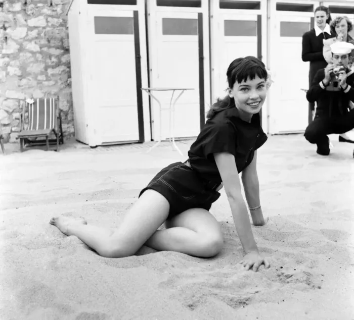 Framed Print : Actress Leslie Carron see here at Cannes. April 1953 D2154B-001
